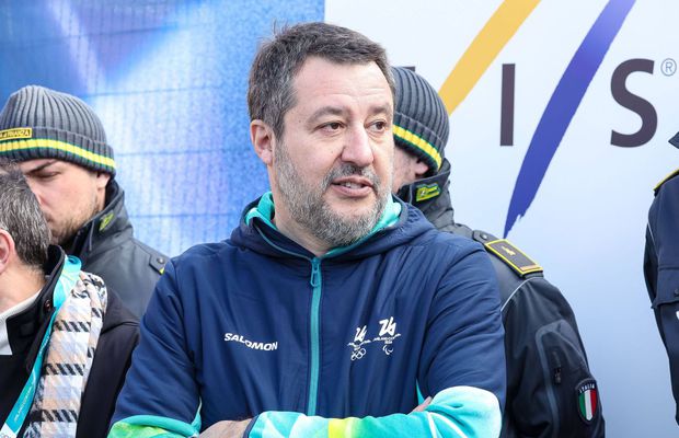 Cine este personajul politic enigmatic care vrea să folosească Olimpiada de la Milano: a apărut cu tricouri cu Vladimir Putin