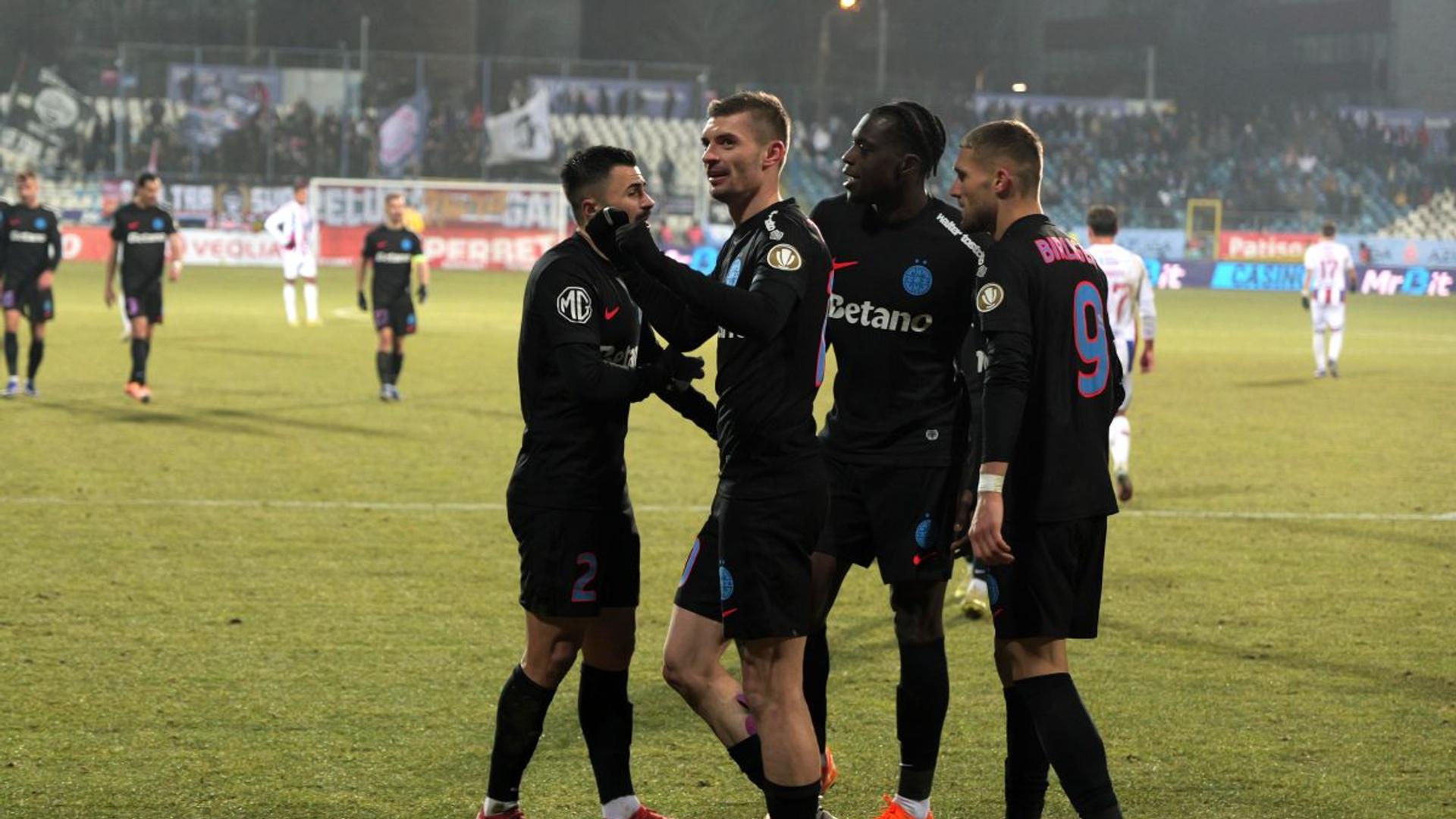 Jucători FCSB sărbătorind pe teren după victoria care a adus clubului Europa League bonusuri și premii cluburi fotbal de la UEFA. | sursa foto: Gazeta Sporturilor