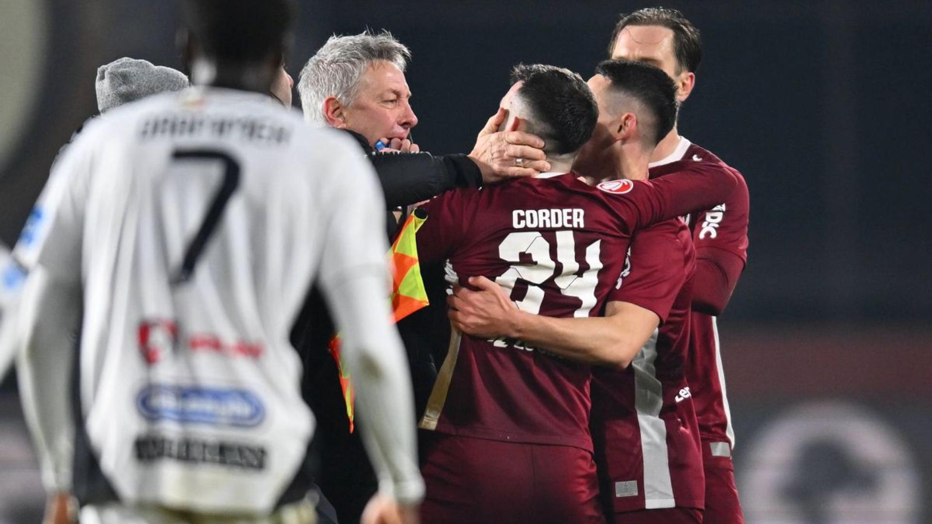 Cristiano Bergodi în conflict verbal cu jucătorii CFR Cluj după meci, ilustrând altercație fotbal și posibila suspendare conform regulament FRF. | sursa foto: Gazeta Sporturilor