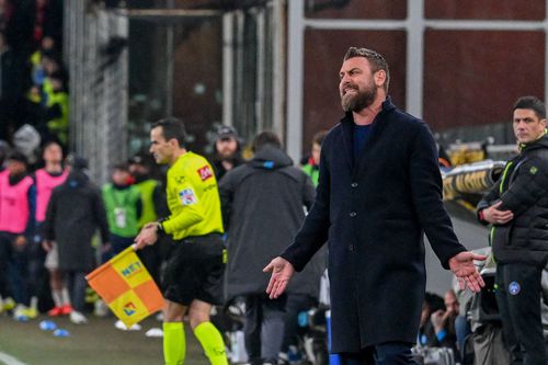 Daniele De Rossi, antrenorul lui Genoa, reacționează la penalty-ul acordat lui Napoli / Foto: Imago