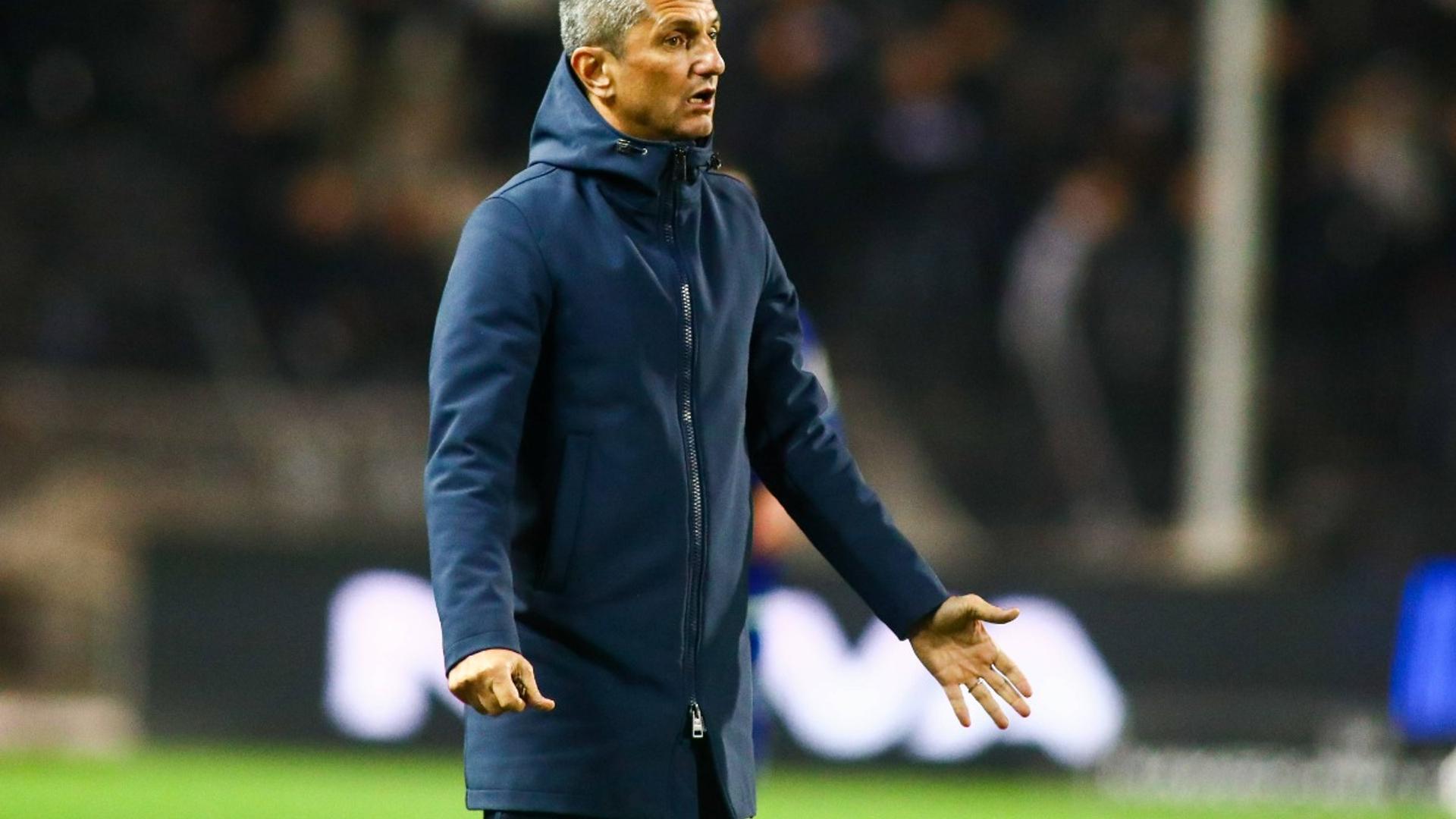 Răzvan Lucescu gesticulând nervos pe marginea terenului în timpul meciului, înainte de suspendarea UEFA în Europa League play-off. | sursa foto: Gazeta Sporturilor