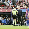 Hansi Flick, antrenorul Barcelonei, are un schimb cu arbitrul Alejandro Quintero / Foto: Imago