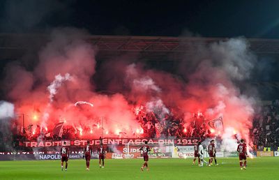 Gaze lacrimogene și amenzi usturătoare după CFR - U Cluj: „Au fost interziși pe stadioane”