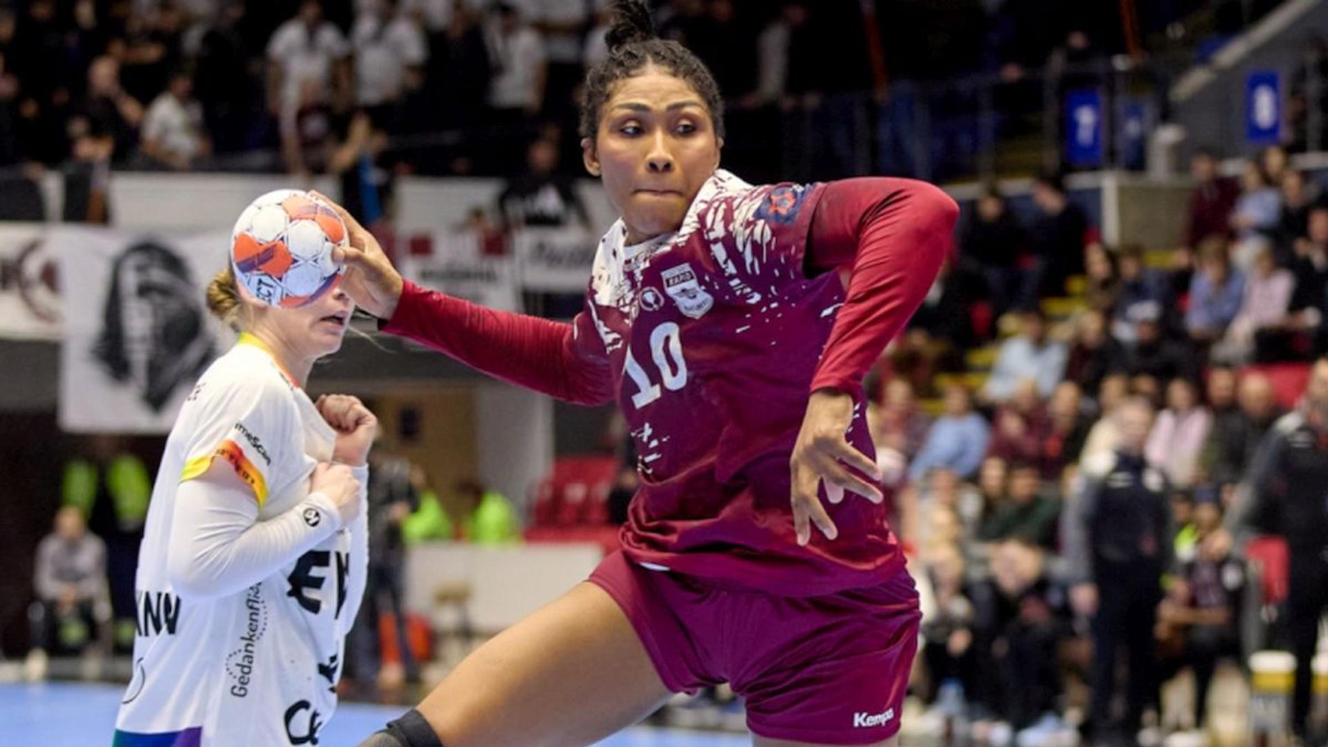 Jucători de handbal ai Rapid și VFL Oldenburg în acțiune în meci decisiv pentru Rapid calificare în EHF European League la Oldenburg | sursa foto: Gazeta Sporturilor