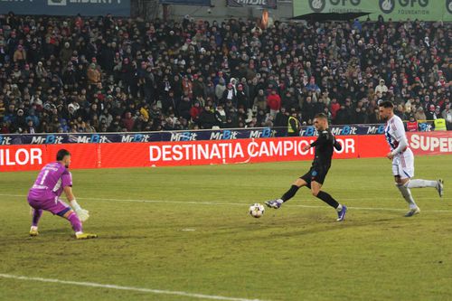 FCSB a fost condusă la Galați, de Oțelul, dar a reușit să întoarcă rezultatul până la pauză. Daniel Bîrșigea a înscris de două ori, după două erori ale gazdelor.