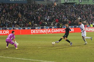 Două cadouri pentru FCSB în prima repriză la Galați » Daniel Bîrligea a spus „mulțumesc!”