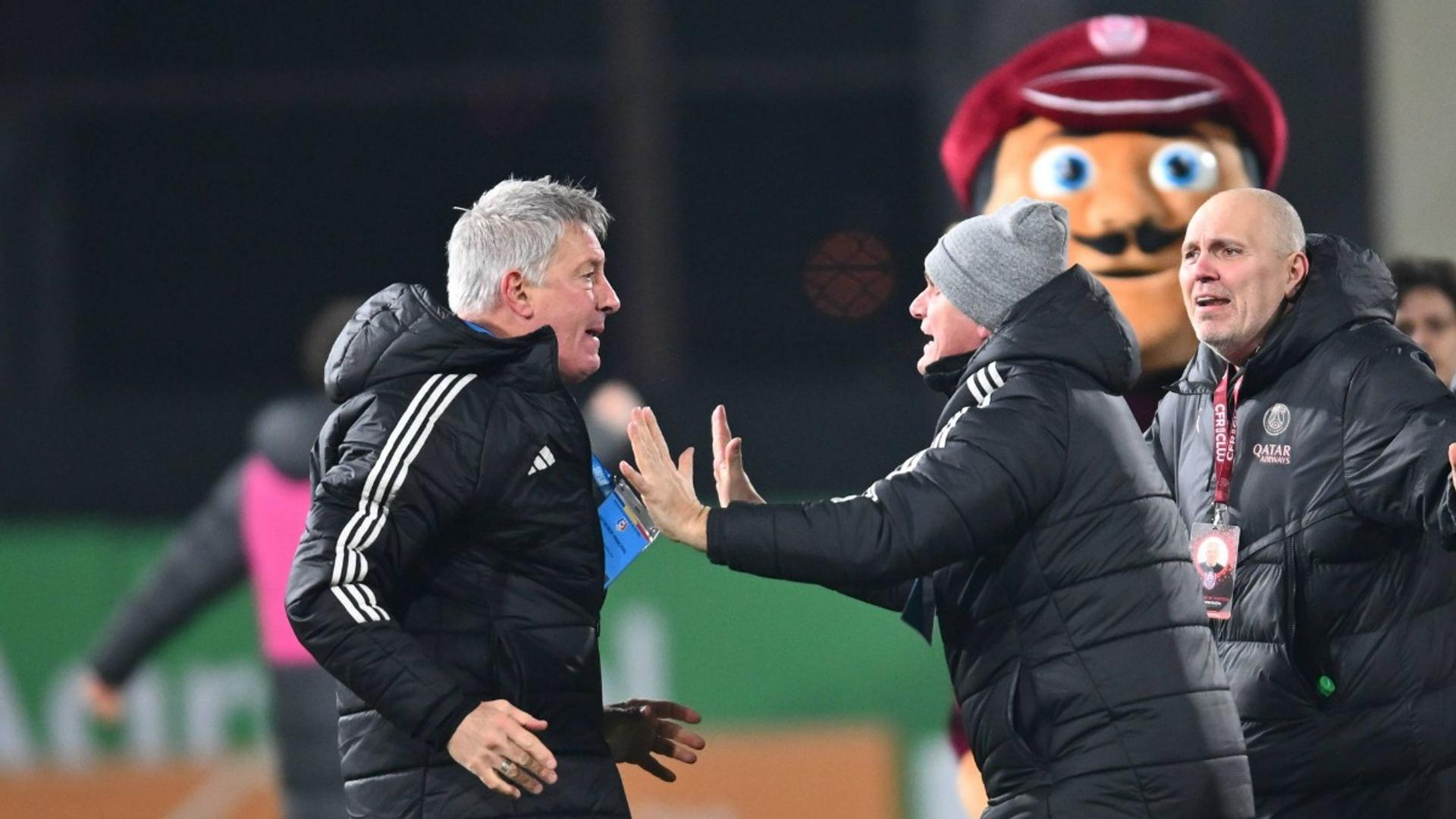 Cristiano Bergodi gesticulează nervos pe marginea terenului în timpul derby-ului Cluj, în reacția CFR Cluj după incident. | sursa foto: Gazeta Sporturilor