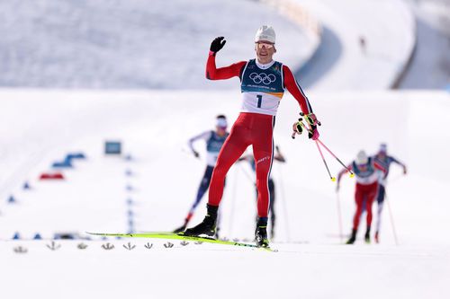 Johannes Klaebo trecând linia de sosire primul la 10 + 10 km schiatlon la JO 2026 Foto: Guliver/GettyImages