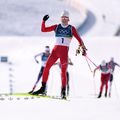 Johannes Klaebo trecând linia de sosire primul la 10 + 10 km schiatlon la JO 2026 Foto: Guliver/GettyImages