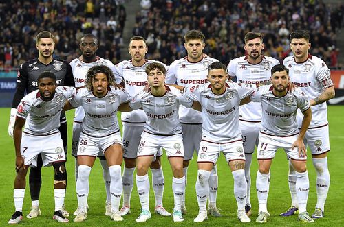 Funsho Bamgboye, primul din stânga la dreapta pe rândul de jos // foto: Imago Images