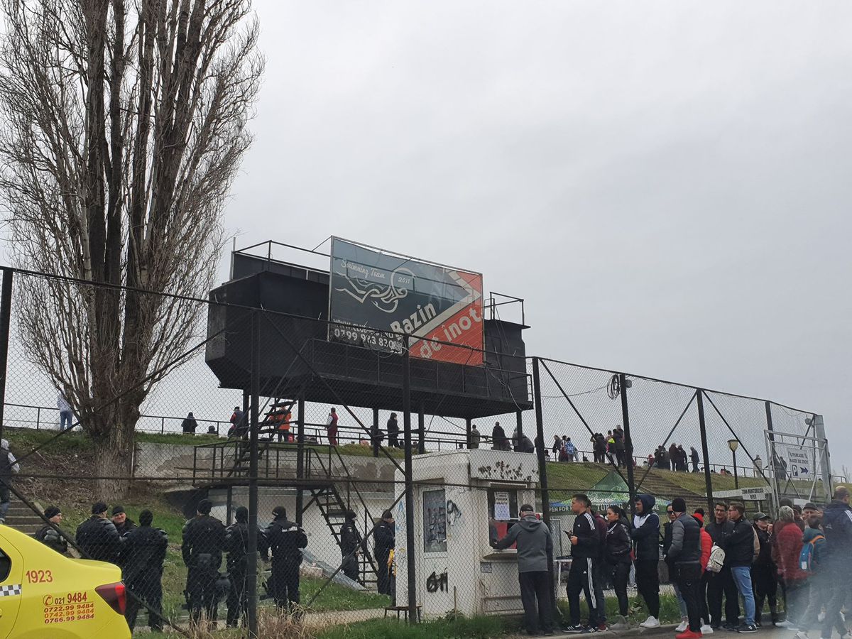 Rapid - CSM Reșița s-a disputat cu spectatori după anunțul Guvernului României! Peste 5.000 de fani în „Regie” + cum a motivat FRF