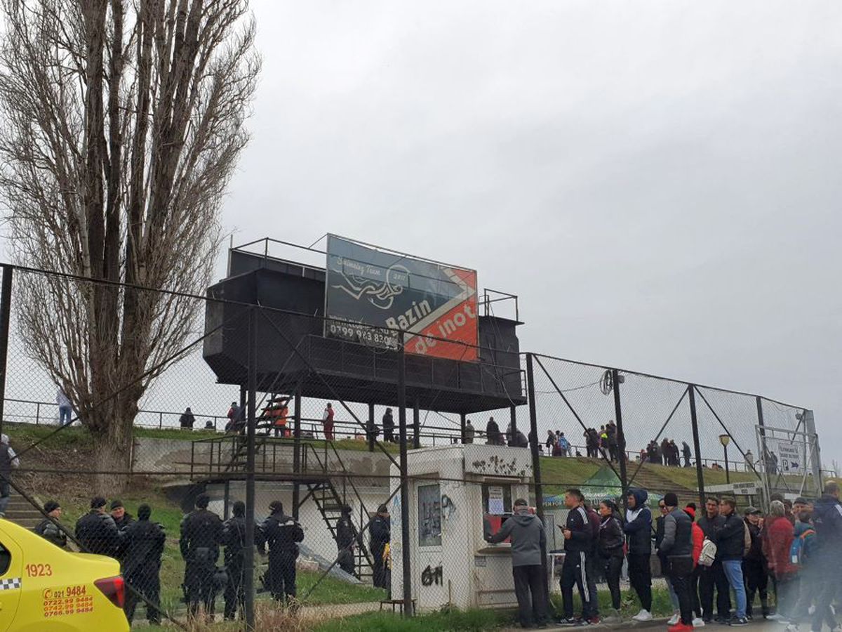 Rapid - CSM Reșița s-a disputat cu spectatori după anunțul Guvernului României! Peste 5.000 de fani în „Regie” + cum a motivat FRF