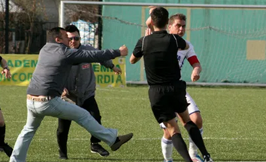 CLINCENI - VIITORUL 2-3 // VIDEO Scene reprobabile la Clinceni! Primarul și băieții lui au intrat pe teren ca să bruscheze arbitrii: „Plecați tranșați de aici!”