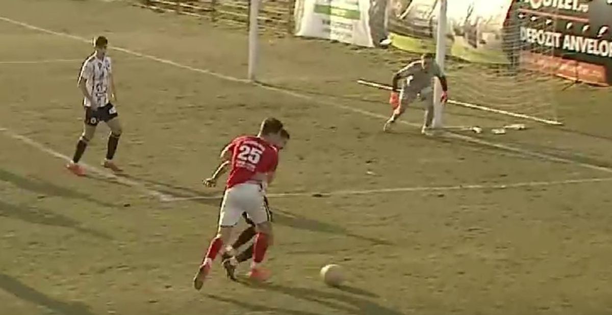 FOTO » Penalty de județeană în Liga 2! Decizia de neînțeles a arbitrului a decis jocul