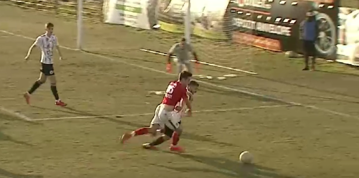 FOTO » Penalty de județeană în Liga 2! Decizia de neînțeles a arbitrului a decis jocul