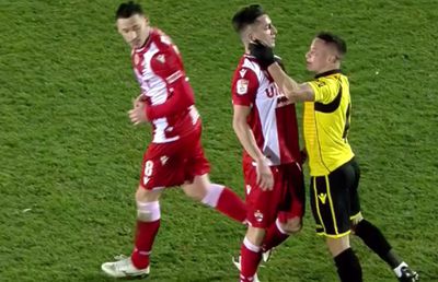 Moment violent! L-a luat de gât pe teren și a văzut „ROȘU” direct