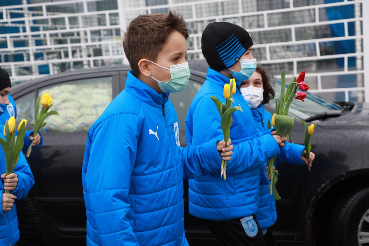 Fotbaliștii Universității Craiova, acțiune în mall de Ziua Femeii