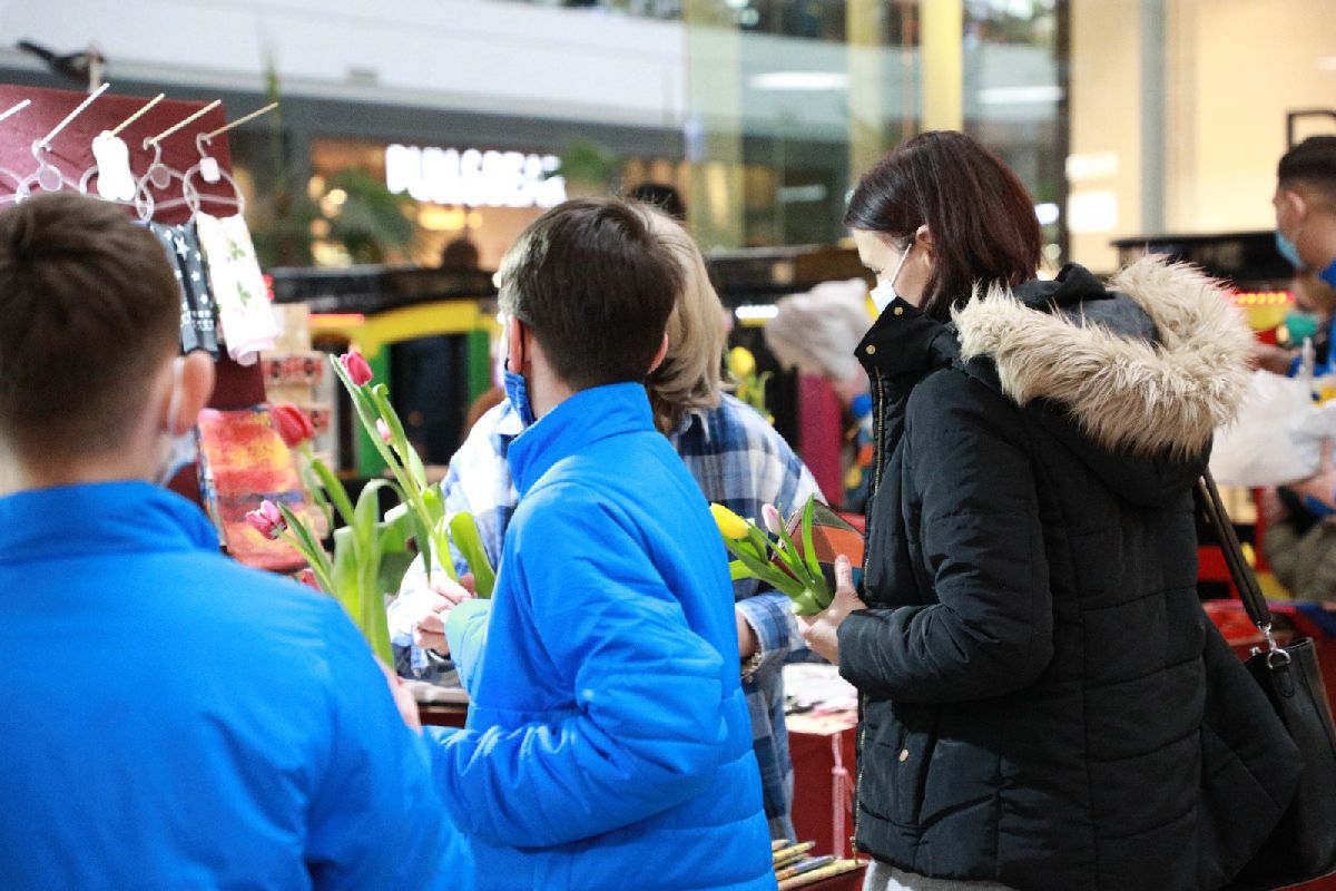 Fotbaliștii Universității Craiova, acțiune în mall de Ziua Femeii