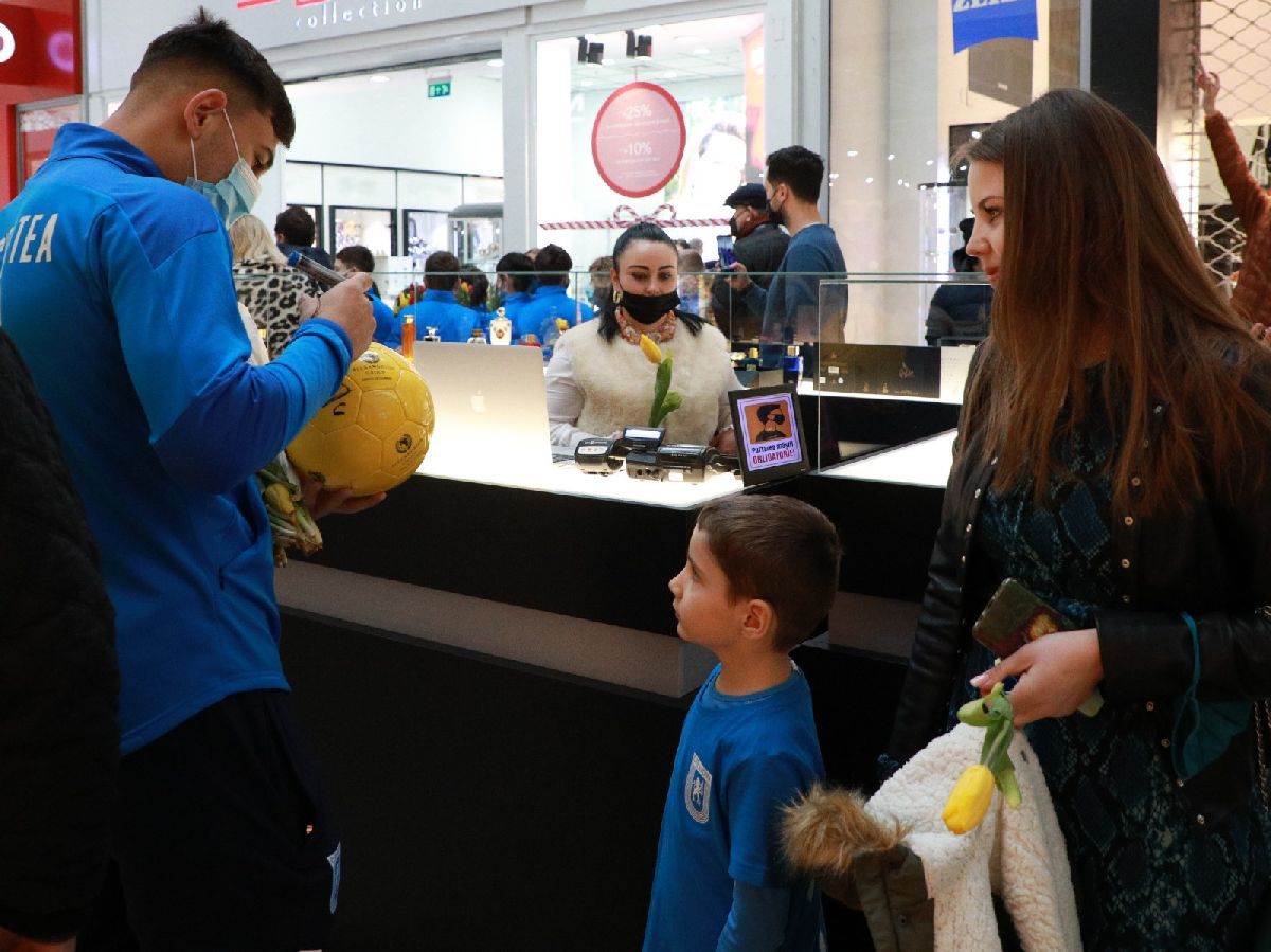 Fotbaliștii Universității Craiova, acțiune în mall de Ziua Femeii