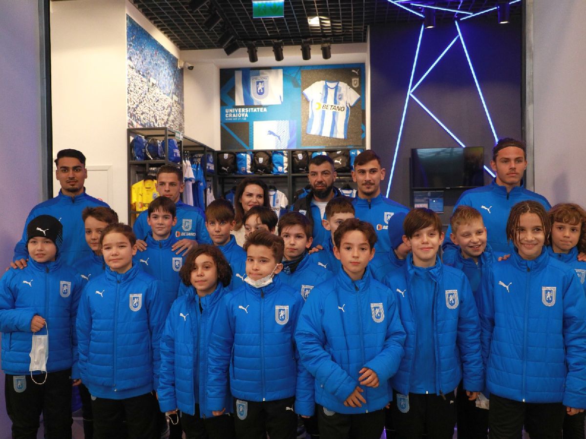 Fotbaliștii Universității Craiova, acțiune în mall de Ziua Femeii