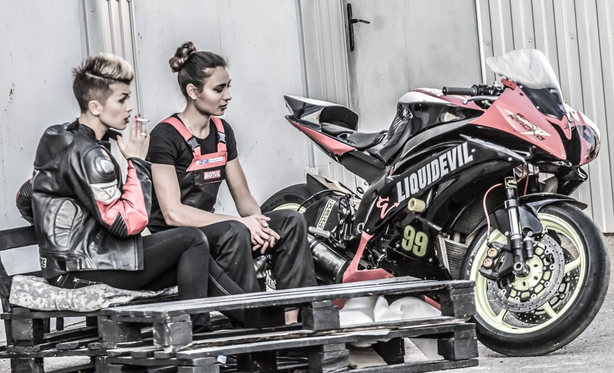 8 martie în exil » Vicecampioana Ucrainei la motociclism a fugit din Kievul asediat și s-a refugiat în București: „Îmi caut job în România”