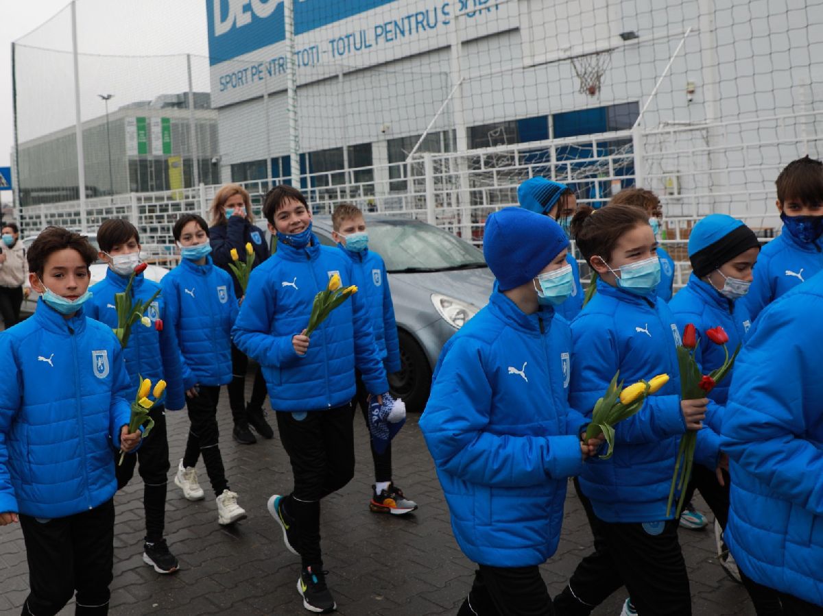 Fotbaliștii Universității Craiova, acțiune în mall de Ziua Femeii