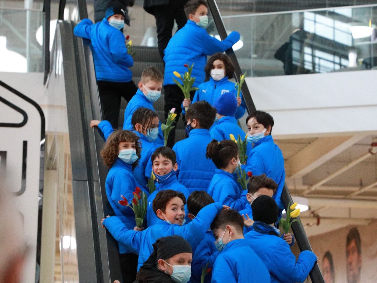 Fotbaliștii Universității Craiova, acțiune în mall de Ziua Femeii