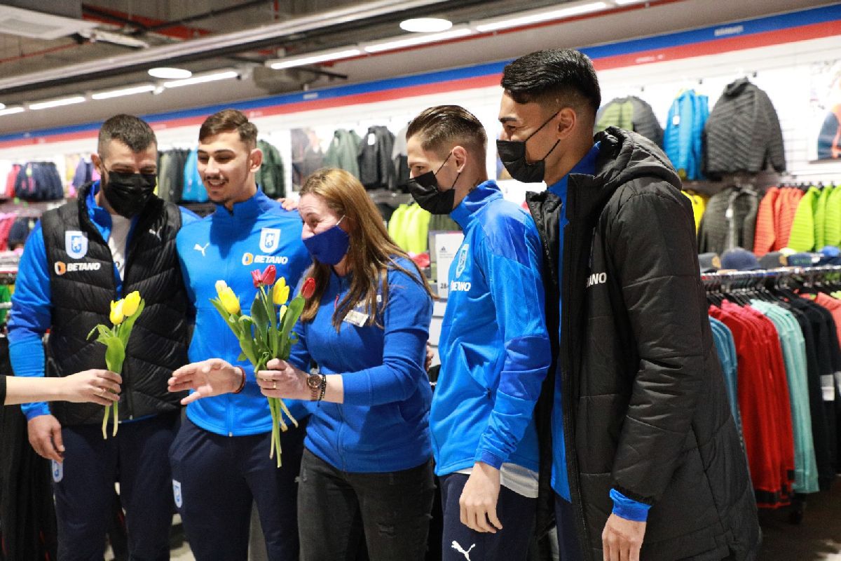 Fotbaliștii Universității Craiova, acțiune în mall de Ziua Femeii