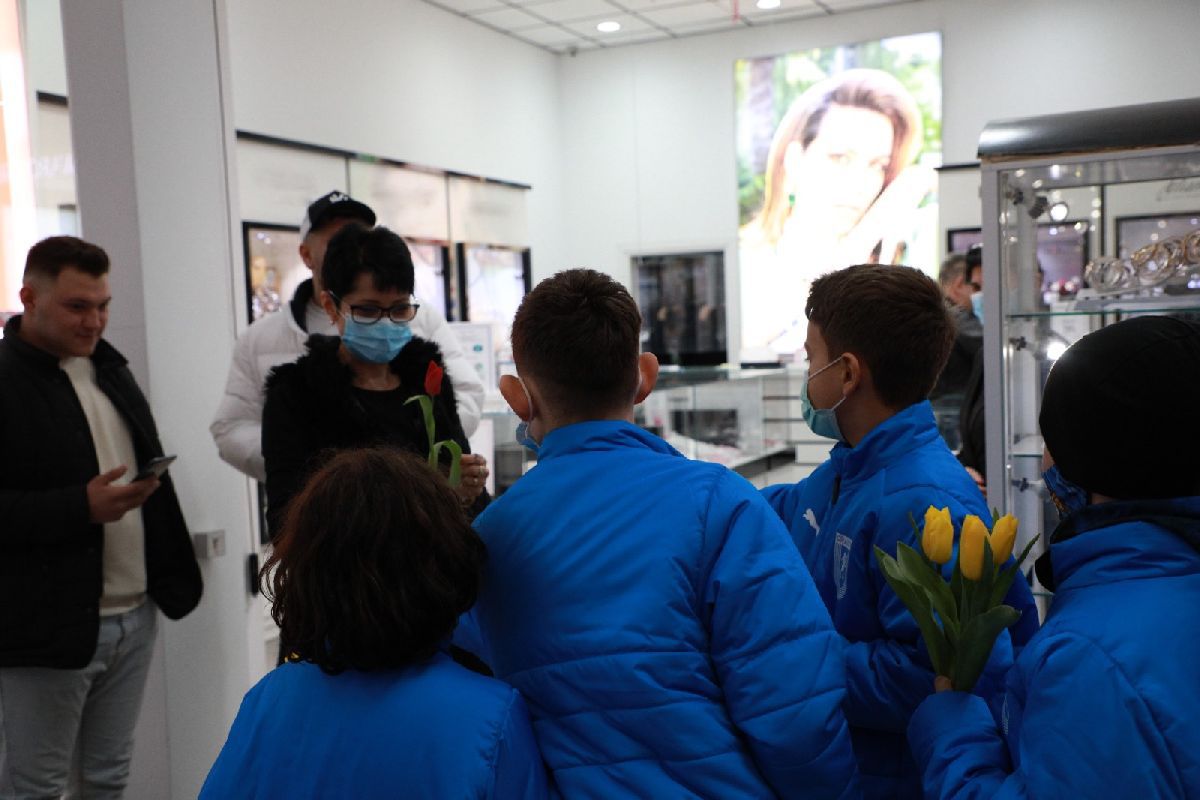 Fotbaliștii Universității Craiova, acțiune în mall de Ziua Femeii