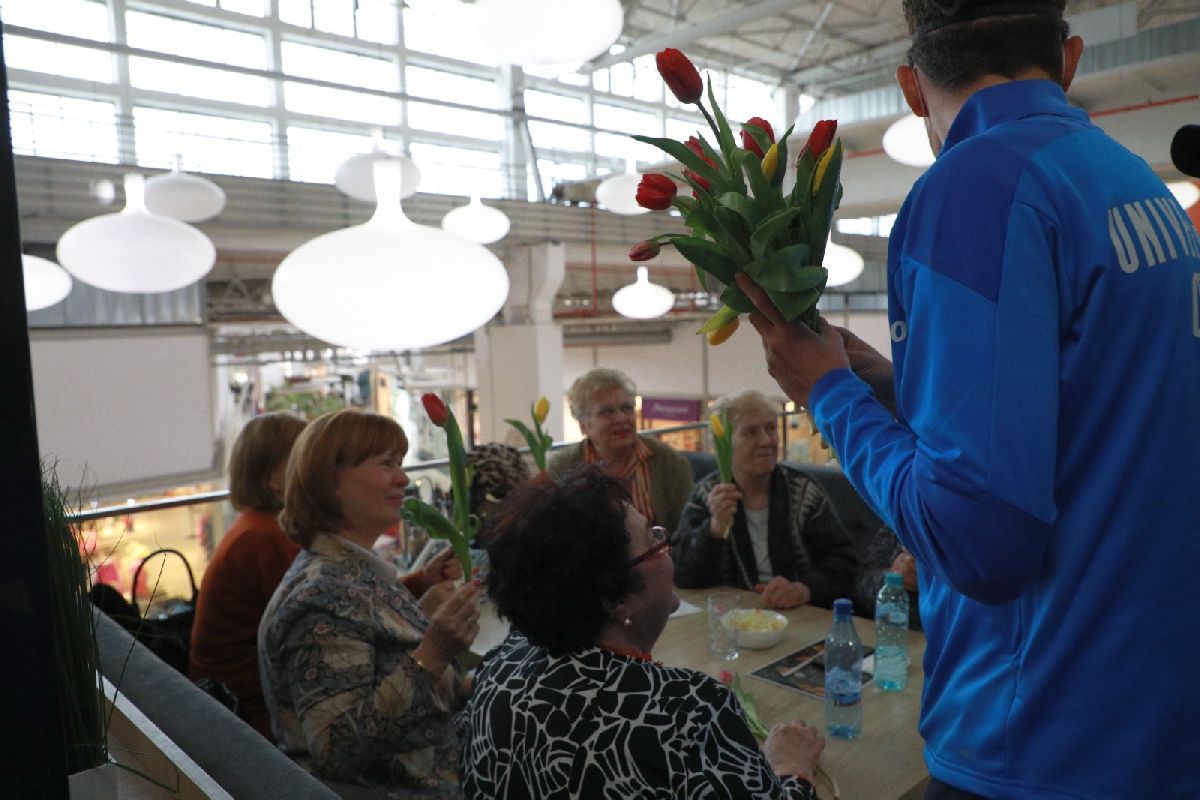 Fotbaliștii Universității Craiova, acțiune în mall de Ziua Femeii
