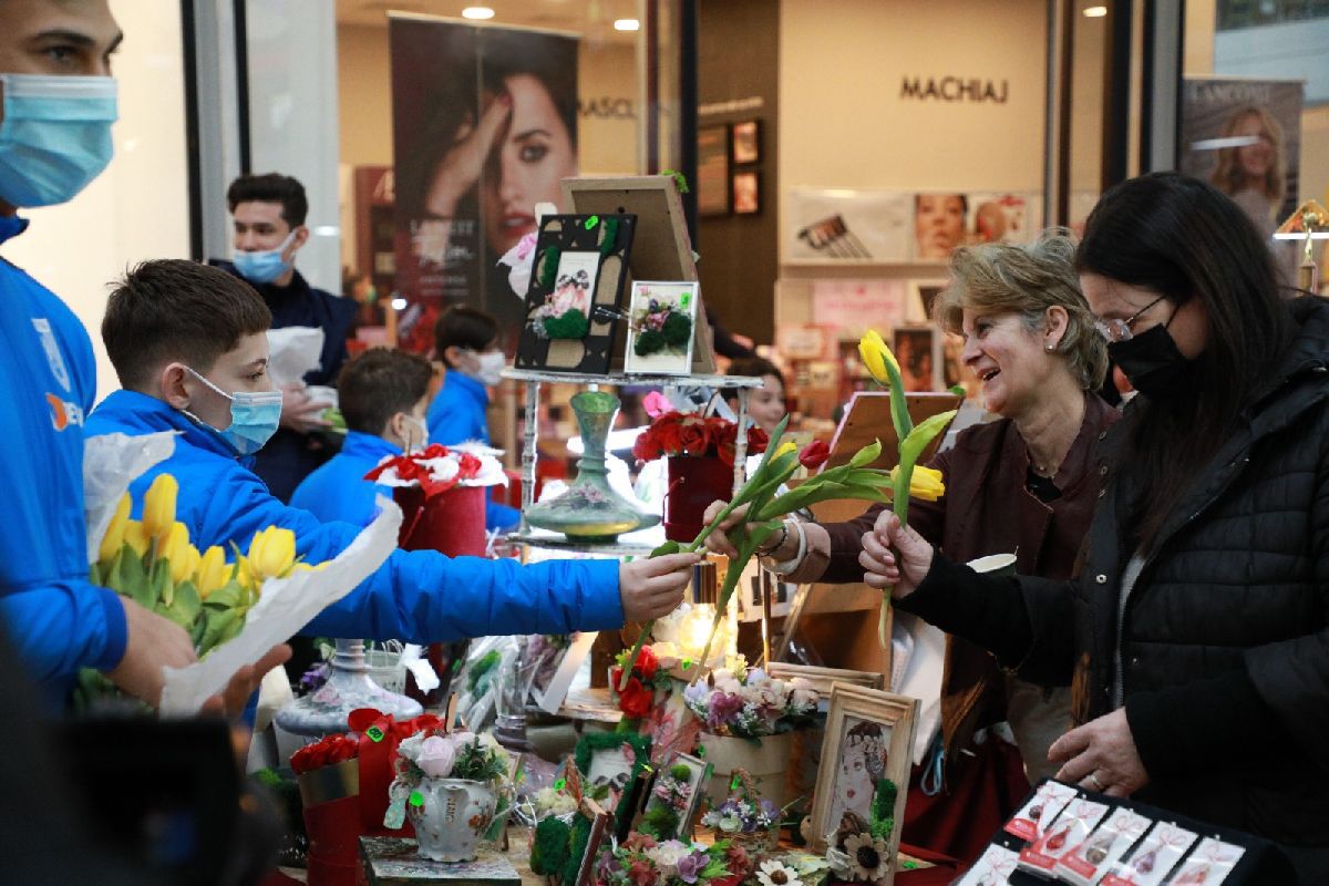 Fotbaliștii Universității Craiova, acțiune în mall de Ziua Femeii