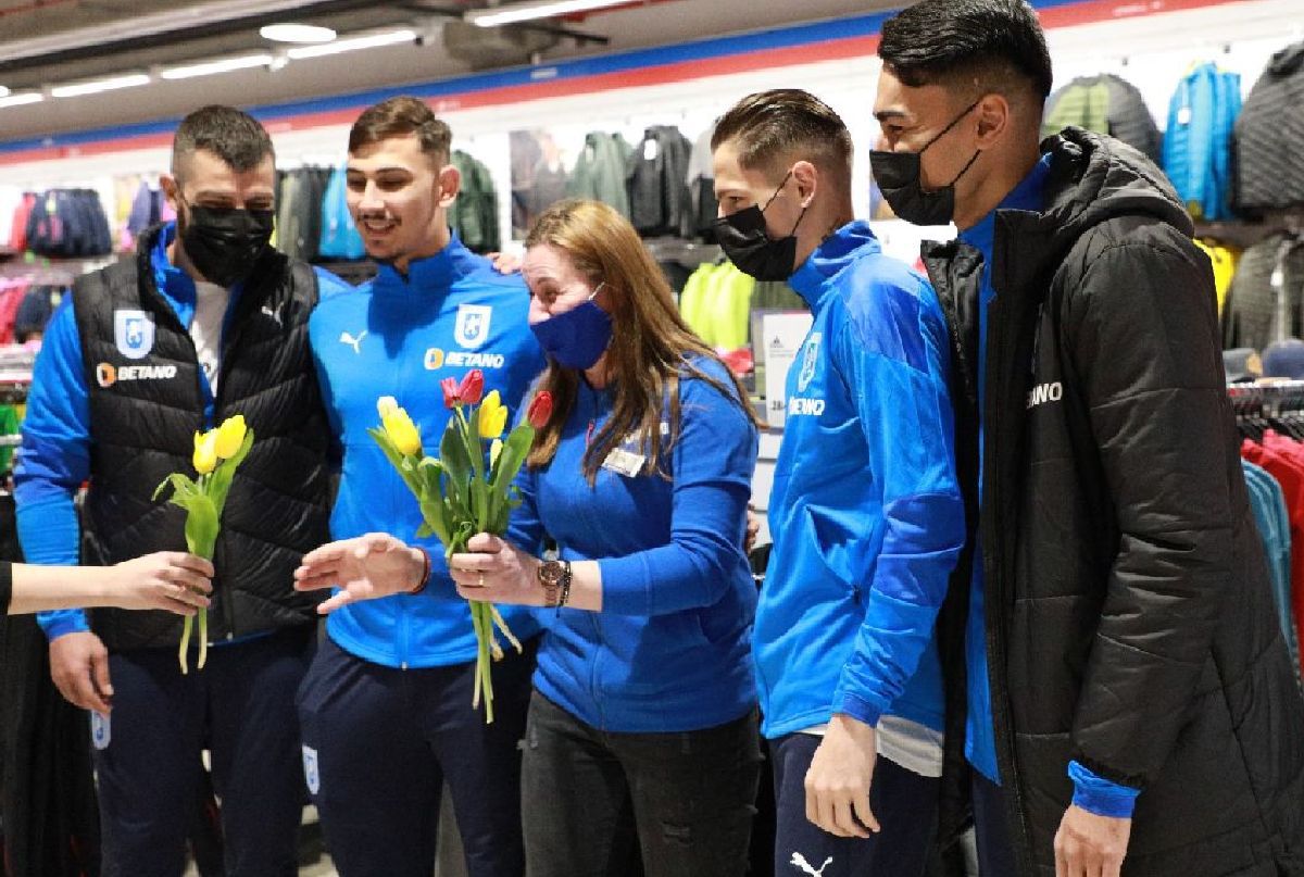 Fotbaliștii Universității Craiova, acțiune în mall de Ziua Femeii