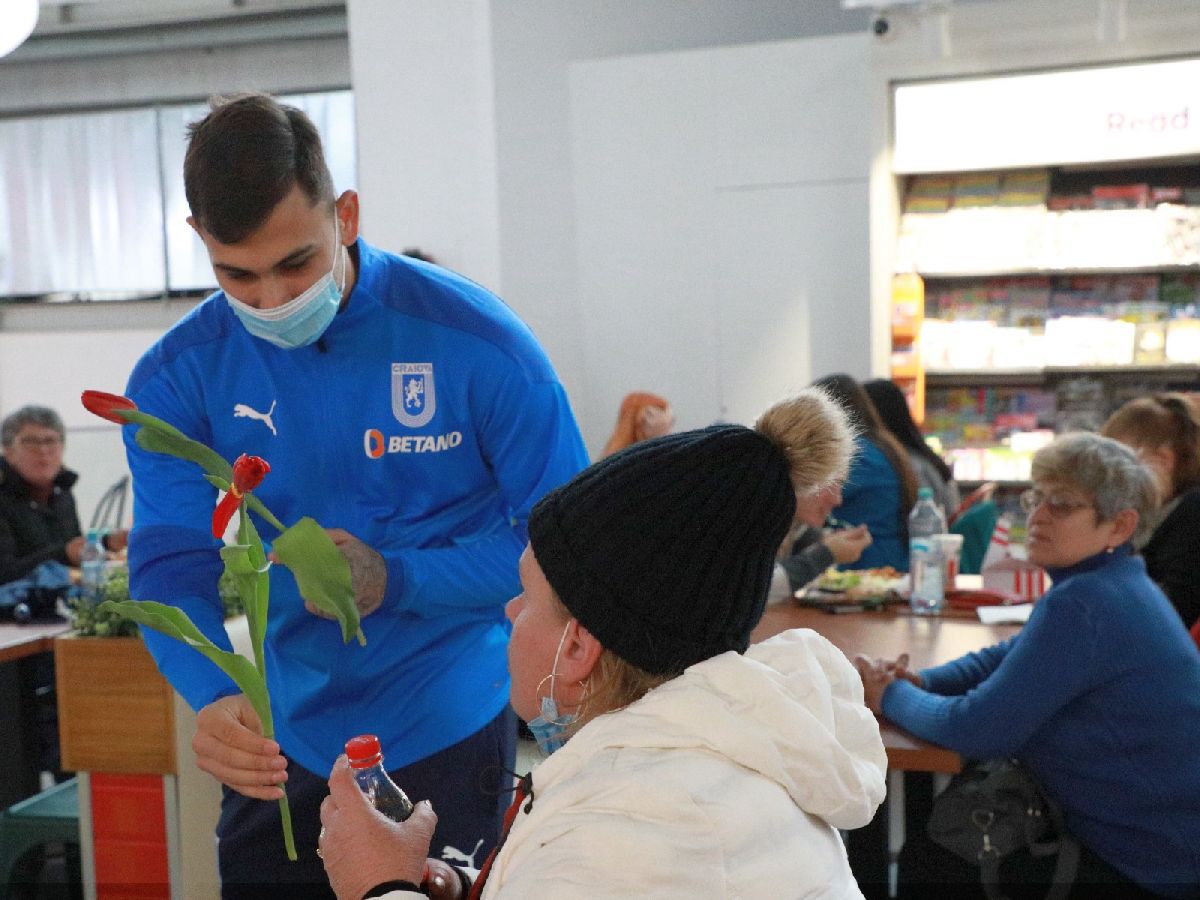 Fotbaliștii Universității Craiova, acțiune în mall de Ziua Femeii