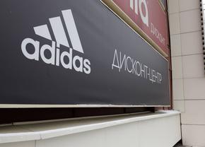 Adidas își suspendă activitățile în Rusia, la fel cum au procedat și rivalele Puma și Nike