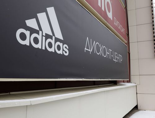 Adidas, celebra companie germană de echipament sportiv, a luat decizia de a opri orice activitate pe teritoriul Federației Ruse, asta după ce Vladimir Putin a hotărât să invadeze Ucraina.