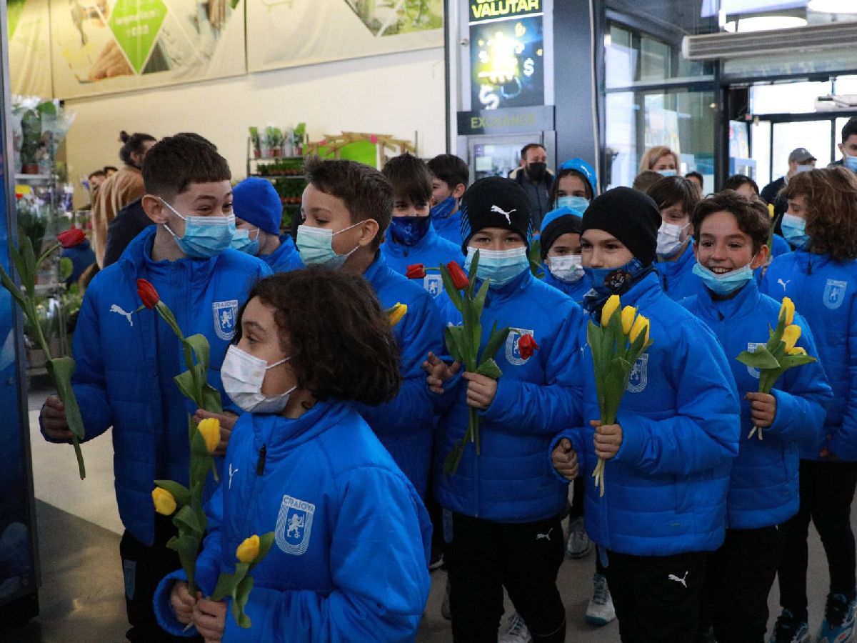 Fotbaliștii Universității Craiova, acțiune în mall de Ziua Femeii