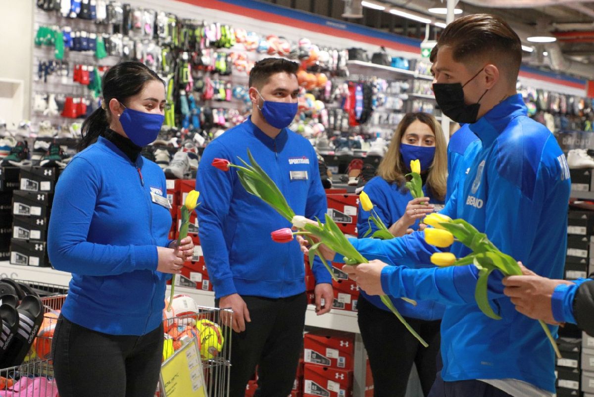 Fotbaliștii Universității Craiova, acțiune în mall de Ziua Femeii
