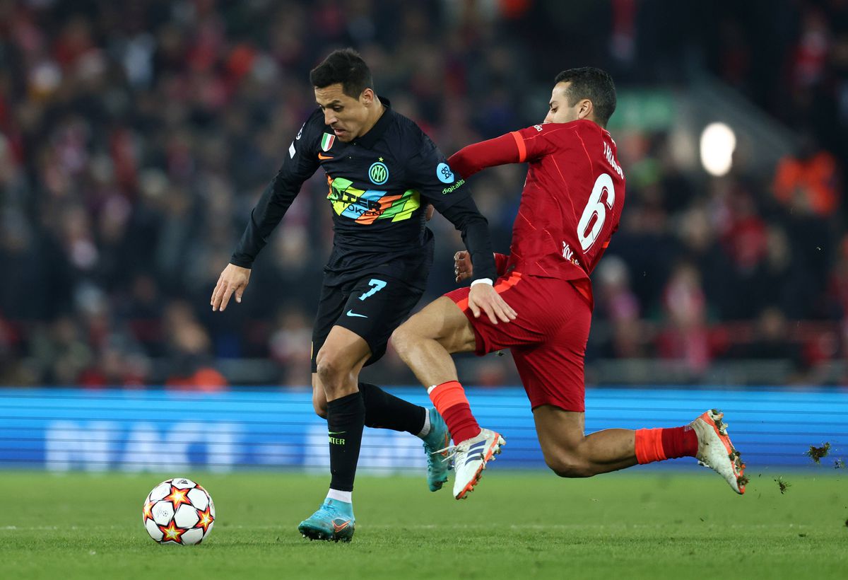 Învinsă pe Anfield, Liverpool merge în sferturile Ligii! Alexis Sanchez a îngropat-o pe Inter