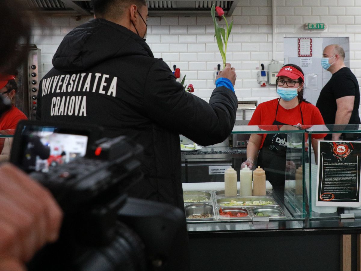 Fotbaliștii Universității Craiova, acțiune în mall de Ziua Femeii