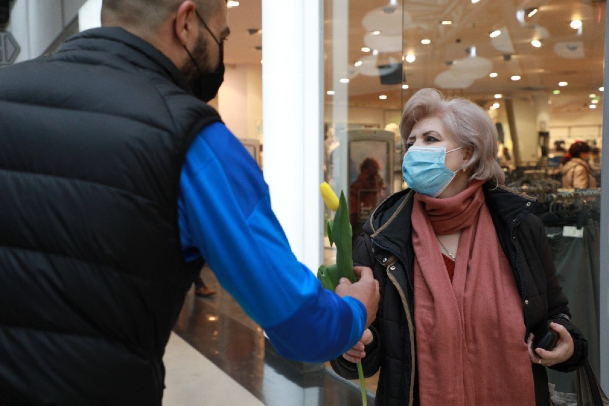 Fotbaliștii Universității Craiova, acțiune în mall de Ziua Femeii