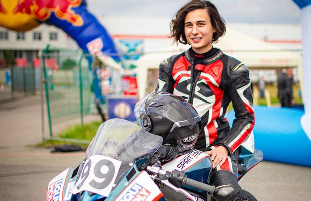 8 martie în exil » Vicecampioana Ucrainei la motociclism a fugit din Kievul asediat și s-a refugiat în București: „Îmi caut job în România”