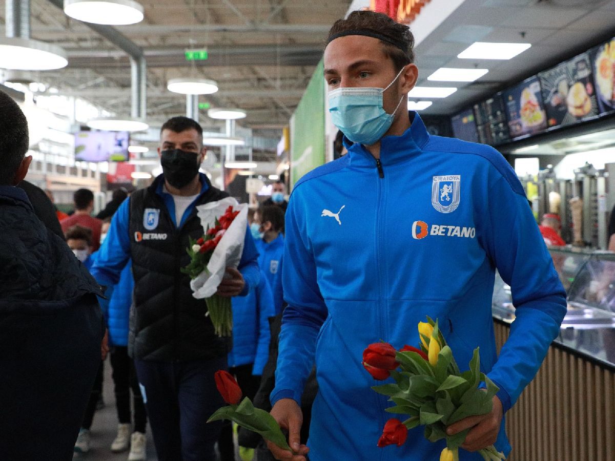 Fotbaliștii Universității Craiova, acțiune în mall de Ziua Femeii