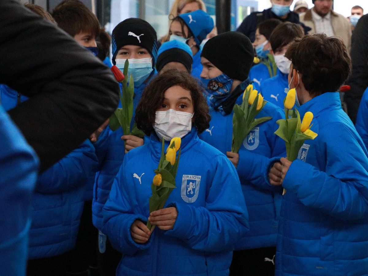 Fotbaliștii Universității Craiova, gest special de 8 martie