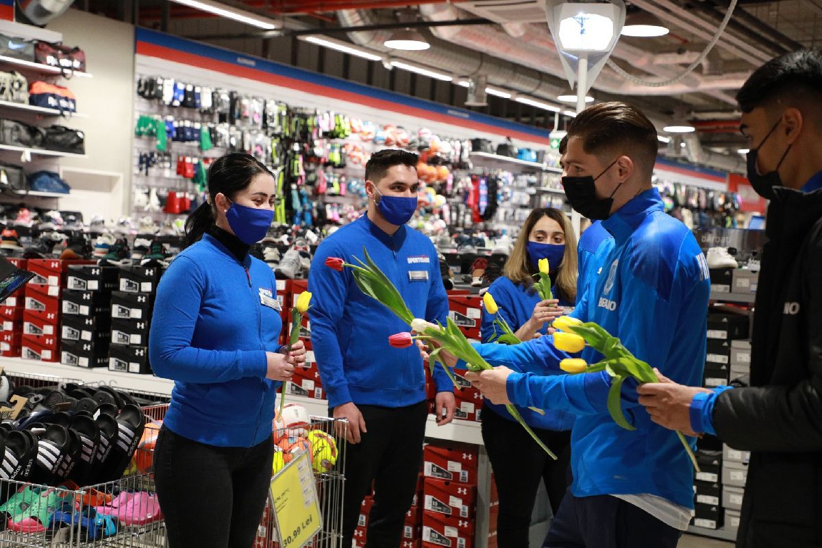 Fotbaliștii Universității Craiova, acțiune în mall de Ziua Femeii