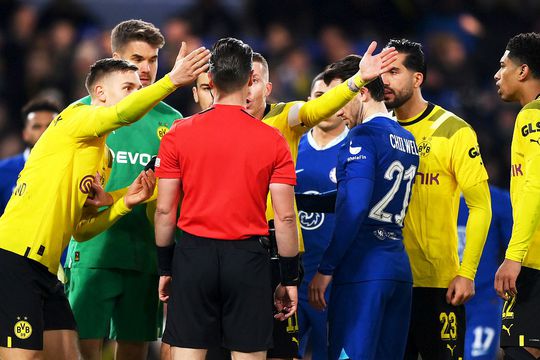 Jucătorii lui Dortmund strânși în jurul lui  Danny Makkelie, foto: Guliver/gettyimages
