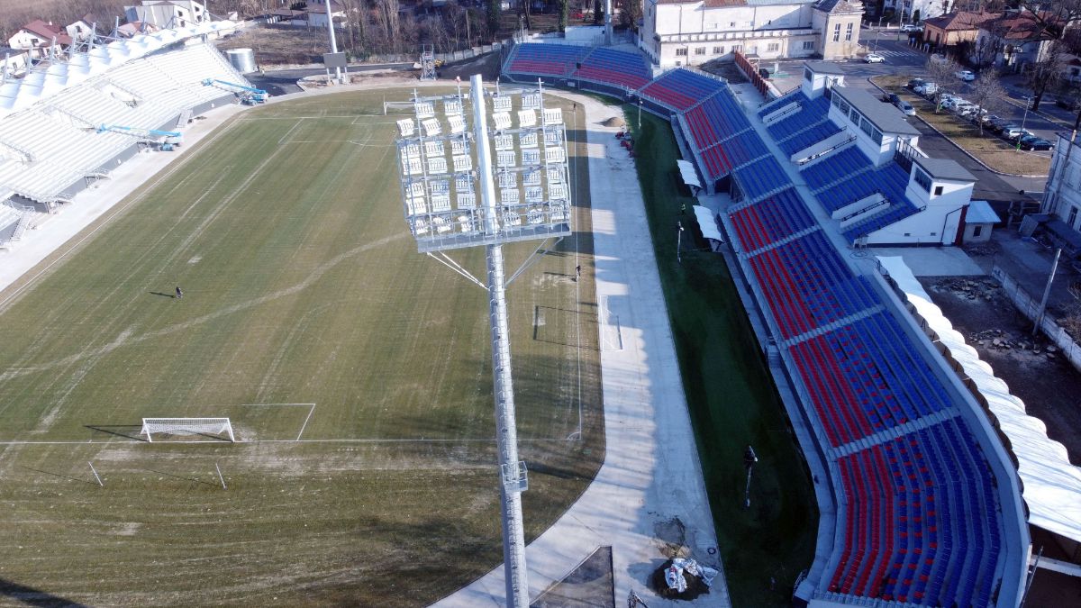 Chin nesfârșit! N-au „casă” nici în play-out, deși se lucrează de 4 ani la modernizarea stadionului! Singura arenă fără peluze din Superliga a ajuns să coste mai mult decât dublul sumei estimate inițial