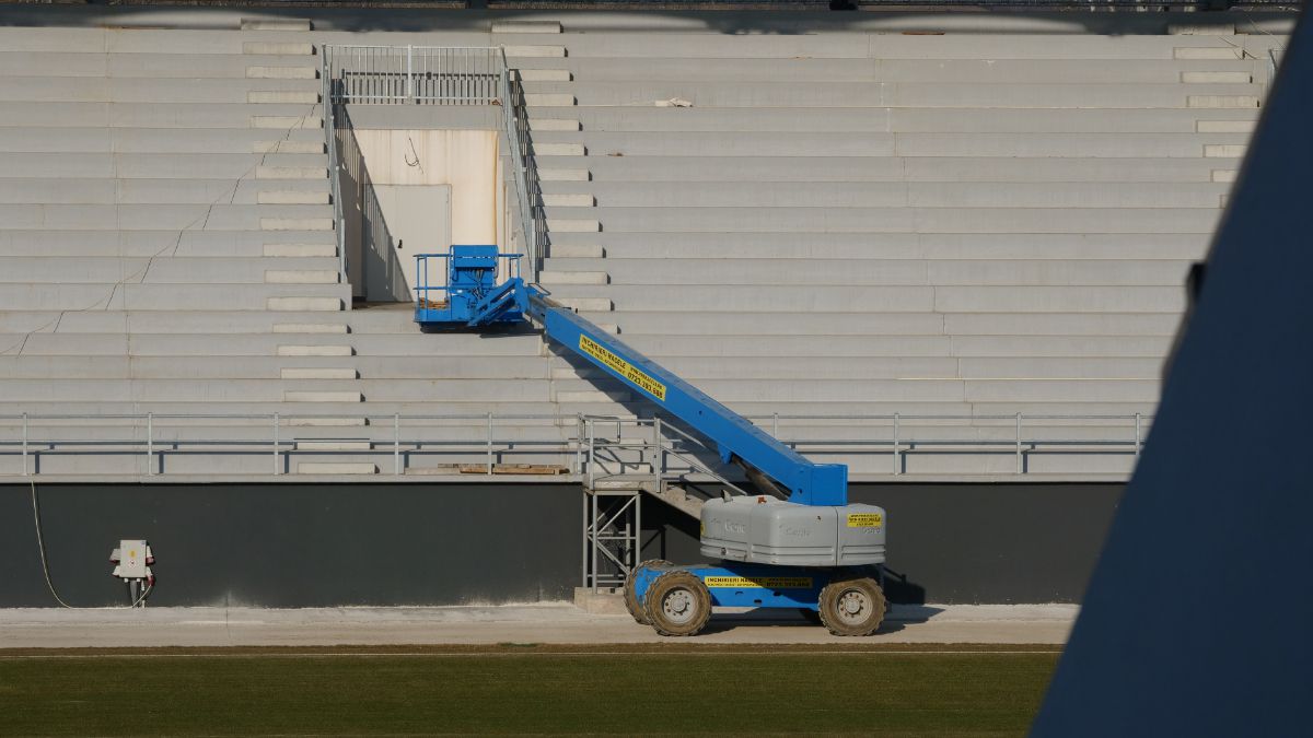 Chin nesfârșit! N-au „casă” nici în play-out, deși se lucrează de 4 ani la modernizarea stadionului! Singura arenă fără peluze din Superliga a ajuns să coste mai mult decât dublul sumei estimate inițial