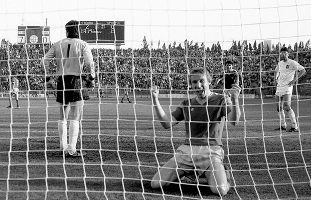 Adrian Bumbescu nu l-a iertat pe Emeric Ienei: „Seara, m-a anunțat titular, iar dimineața m-au scos din echipă cu Danemarca. A fost un șoc! Aș fi jucat și eu la Mondial”