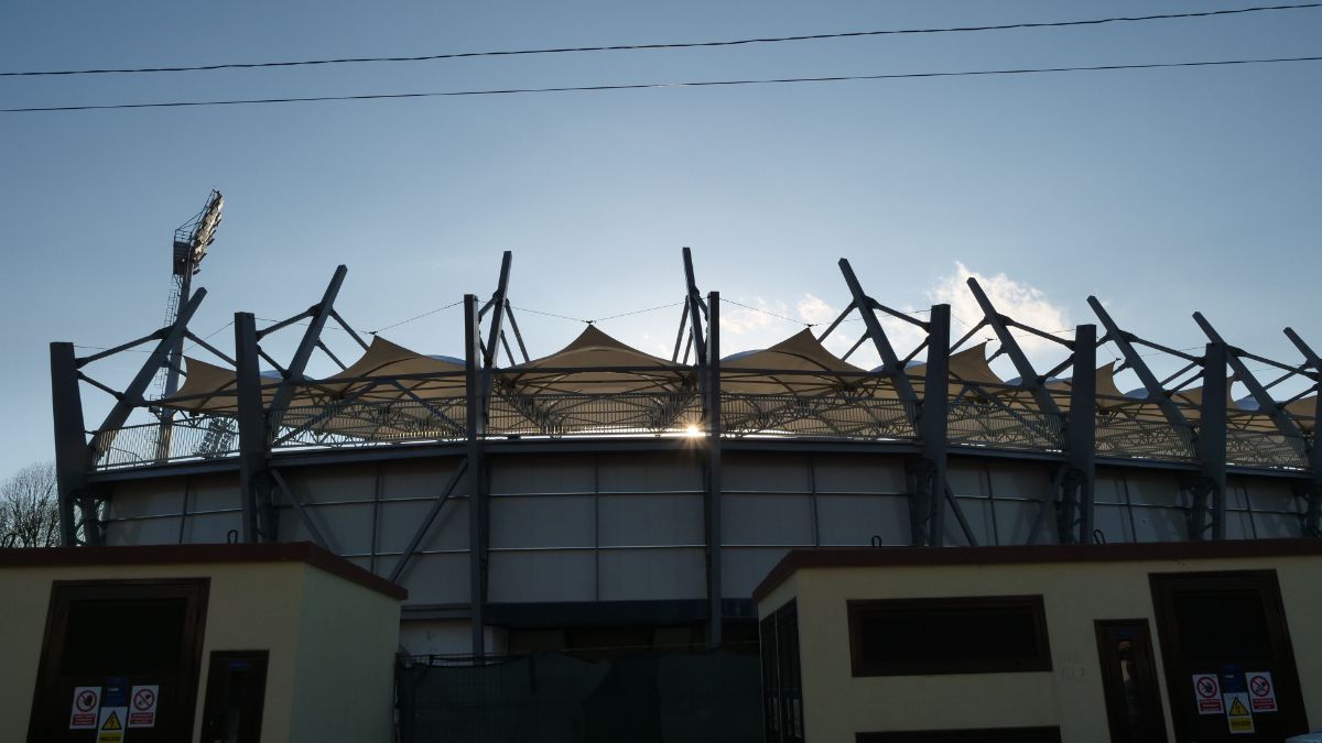Chin nesfârșit! N-au „casă” nici în play-out, deși se lucrează de 4 ani la modernizarea stadionului! Singura arenă fără peluze din Superliga a ajuns să coste mai mult decât dublul sumei estimate inițial