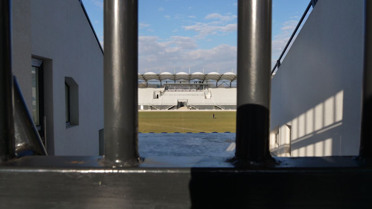 Chin nesfârșit! N-au „casă” nici în play-out, deși se lucrează de 4 ani la modernizarea stadionului! Singura arenă fără peluze din Superliga a ajuns să coste mai mult decât dublul sumei estimate inițial